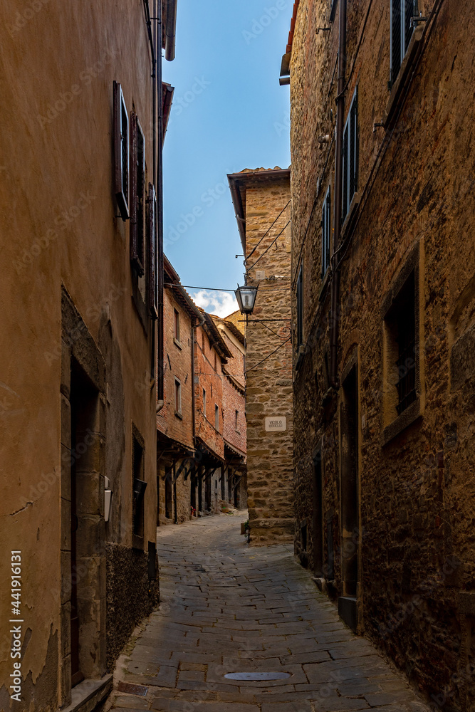 Gasse in der Altstadt von Cortona in der Toskana in Italien