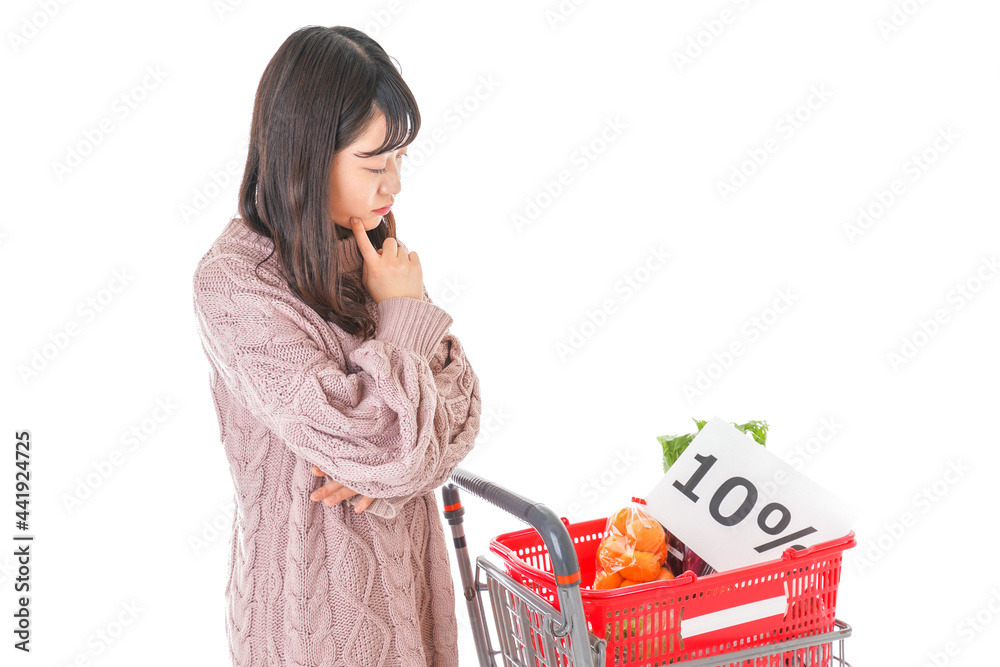 スーパーで買い物をする若い女性