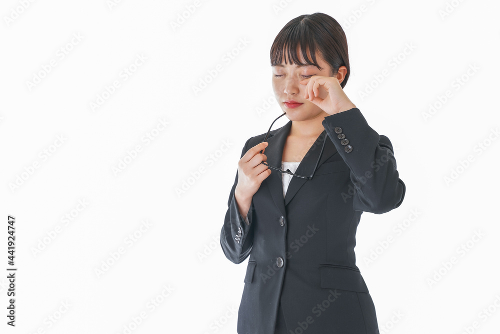 ドライアイに苦しむ若いビジネスウーマン