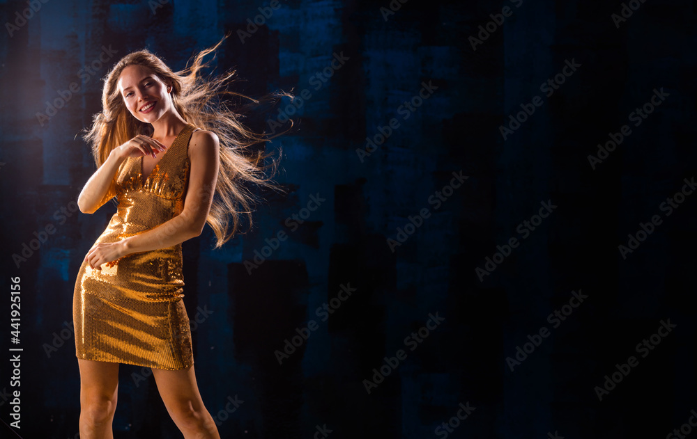 Obraz premium Dancing girl on disco party