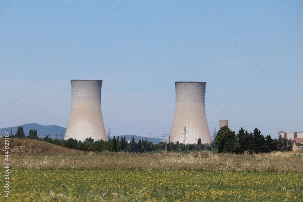 La centrale nucléaire du Tricastin, vue sur les tours de refroidissement, ville de Saint Paul Trois Chateaux, departement de la Drome, France La centrale nucléaire du Tricastin, vue sur les tours de refroidissement, ville de Saint Paul Trois Chateaux, departement de la Drome, France