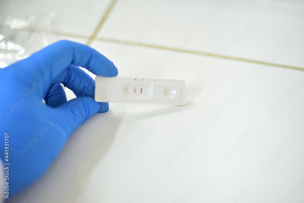 Hand medical tecnologist testing covid-19 antigen positive.