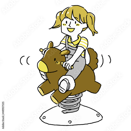 公園や遊園地にあるバネがついた動物の乗り物で遊ぶ女の子