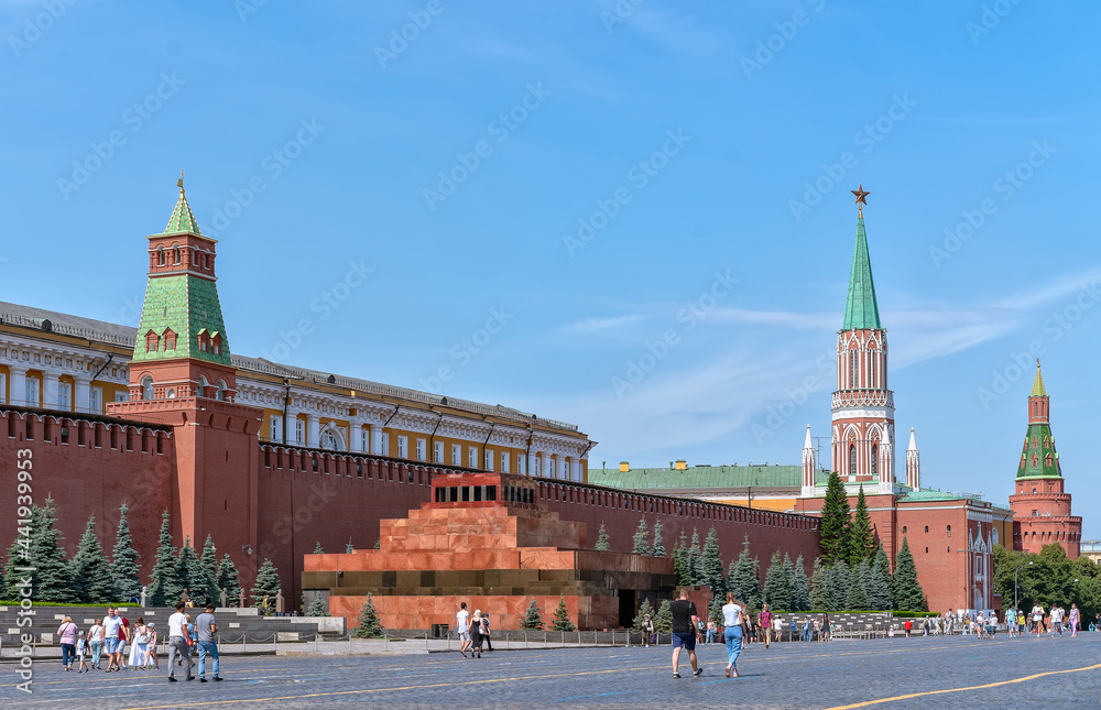 Fototapeta premium Senate Tower, Lenin's Mausoleum, Nikolskaya Tower on Red Square. The ancient Moscow Kremlin is the main tourist attraction of the city. Beautiful panoramic view of the heart of Moscow on a sunny day.