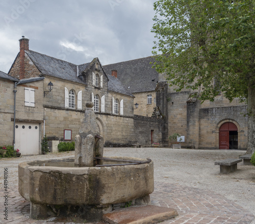 Sur les chemins de Compostelle; la voie de Rocamadour, le village d'Aubazine et le canal des Moines.