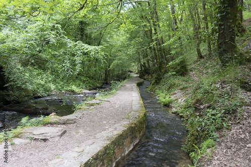 Sur les chemins de Compostelle; la voie de Rocamadour, le village d'Aubazine et le canal des Moines.
