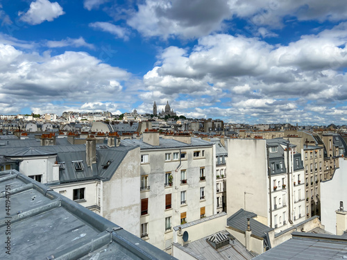 Paysage urbain à Paris, vue d'un toit d'immeuble © Atlantis