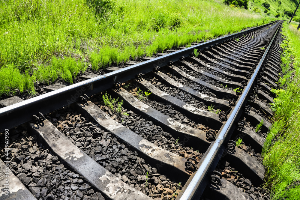 Obraz premium railway tracks on which trains run on a summer day. travel and transportation