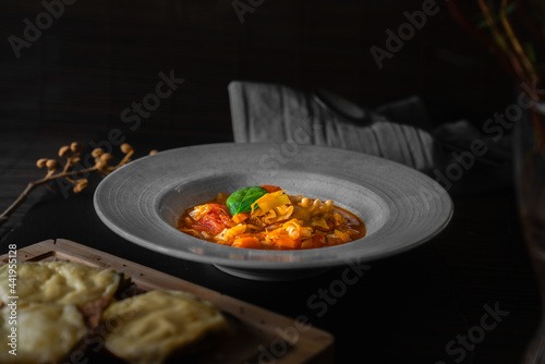 Vegane Mediterane Weisse Bohnensuppe mitf rischem  Gemüse im Suppenteller  photo