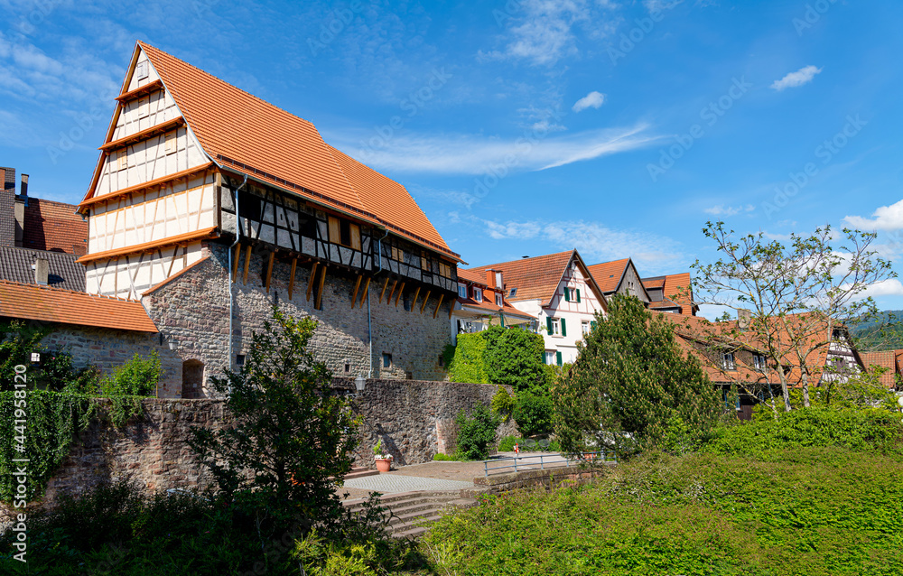 Gernsbach im Schwarzwald, Altstadtszene mit Stadtmauer