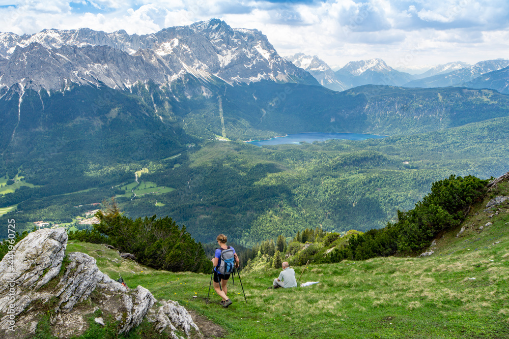 Gipfel / Berg Hoher Ziegspitz in den Ammergauer Alpen Nähe Garmisch-Partenkirchen mit Blick auf die Zugspitze und den Eibsee