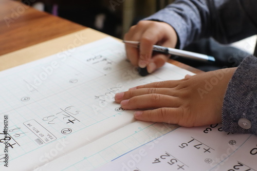 宿題　勉強 教育 子供 机 計算