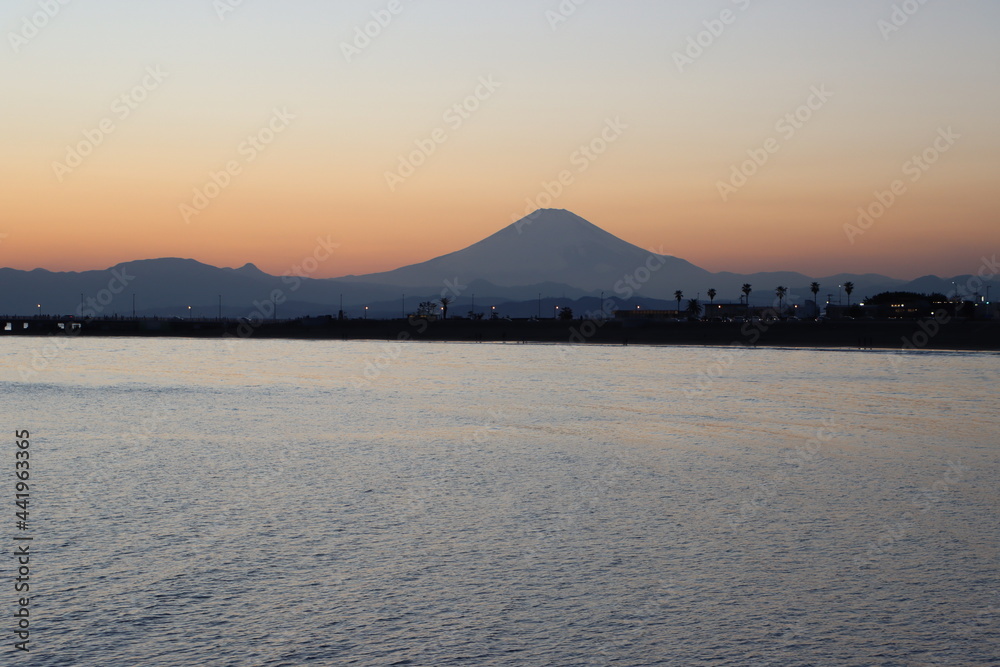 鎌倉腰越海岸から夕日に染まる富士山を眺める