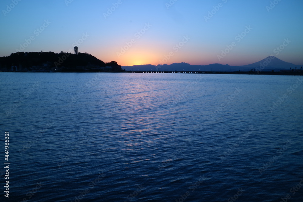 鎌倉腰越漁港防波堤から見る日没直後の江ノ島の風景