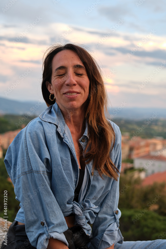 Ragazza mora in posa al calar del sole ai giardini Carducci, Perugia