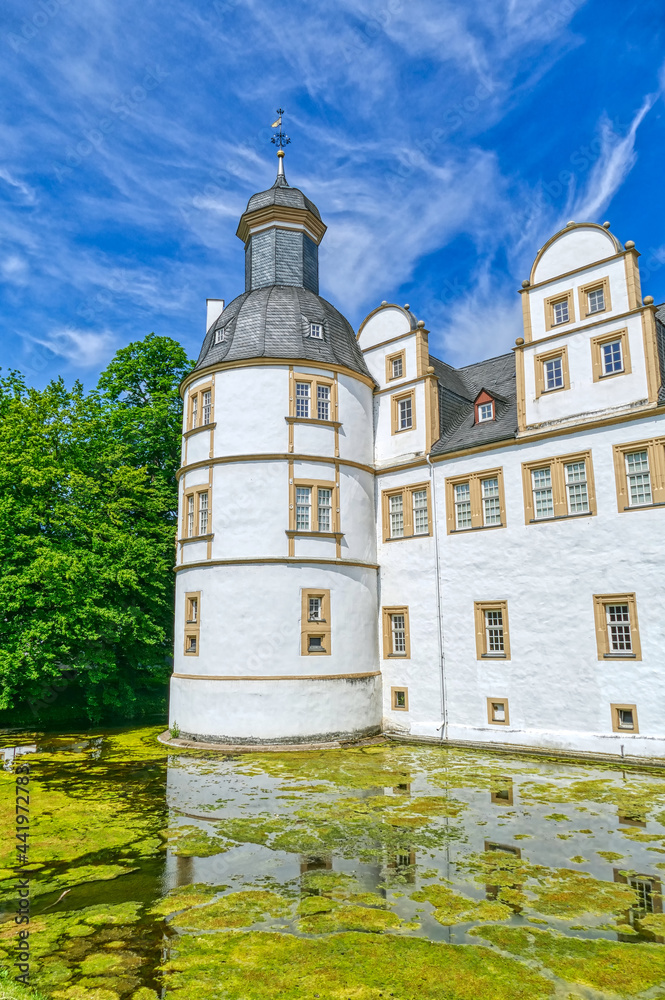 Turm und Wassergraben eines historischen Schlosses in Neuhaus