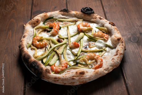Deliziosa pizza gourmet bianca con gamberi, mozzarella e zucchine, Cucina Italiana 
