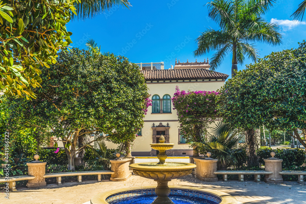Obraz premium Fountain Small Park Town Hall Palm Beach Florida