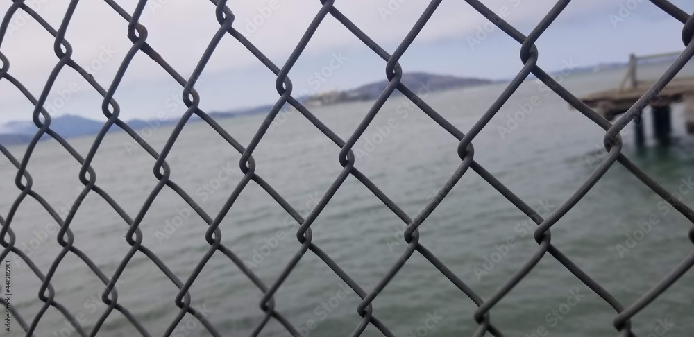 Fototapeta premium oceanview wire fence 