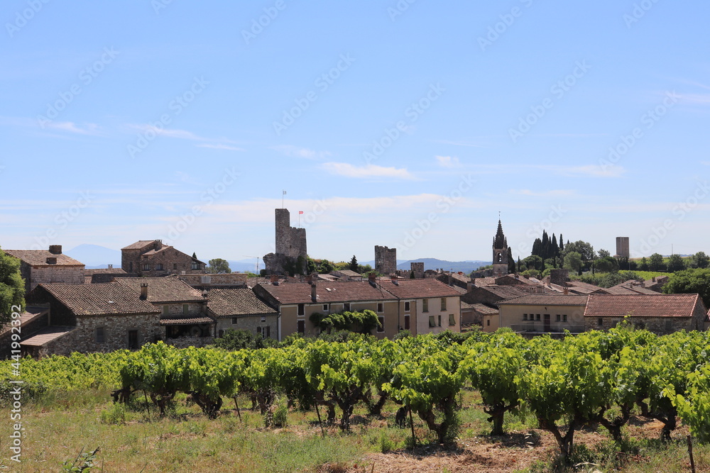 Vue d'ensemble du village de Aigueze avec les vignes en premier plan, village de Aigueze, departement du Gard, France