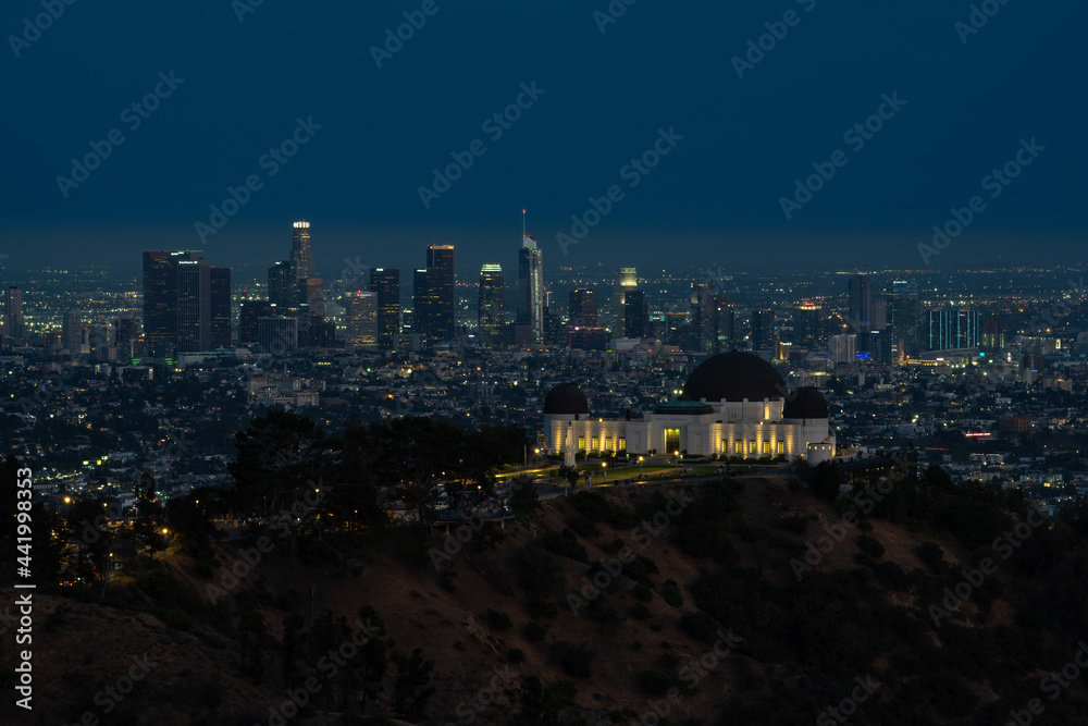 Fototapeta premium Griffith Observatory at night with Los Angeles city in background.