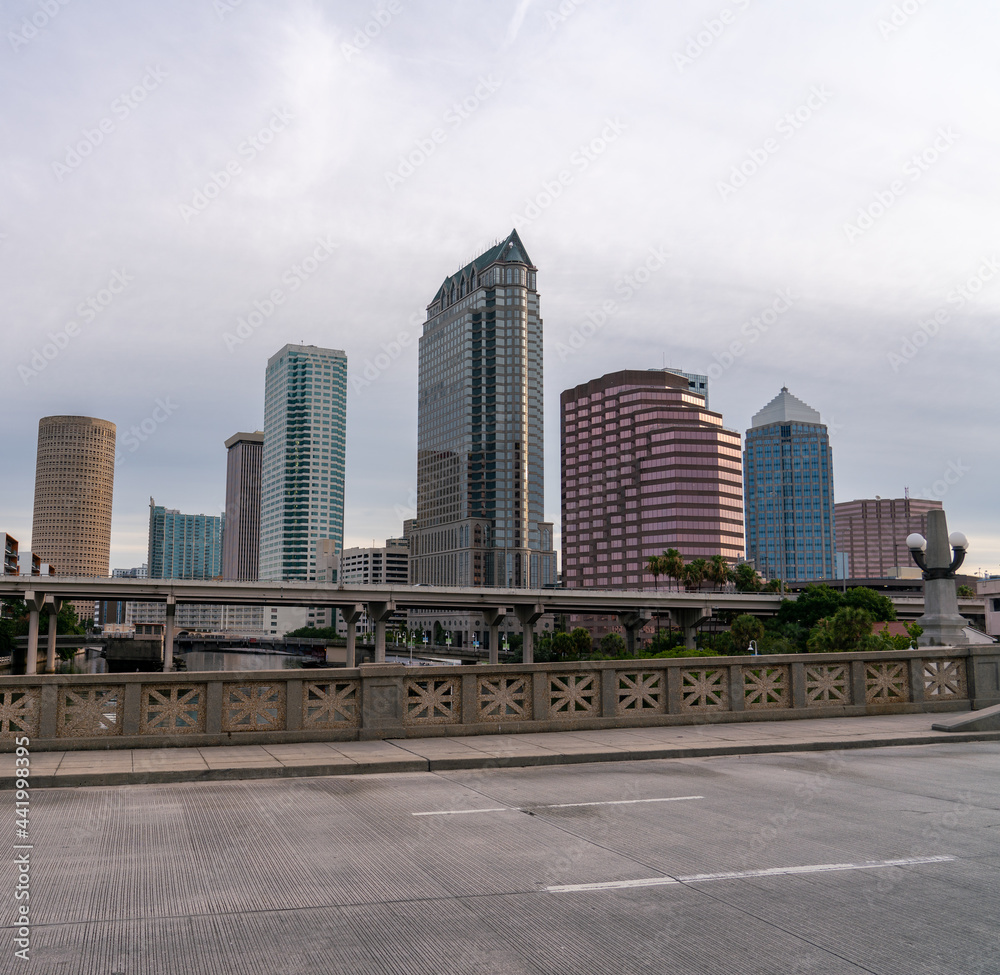 Obraz premium Early Morning View of Buildings in Downtown Tampa