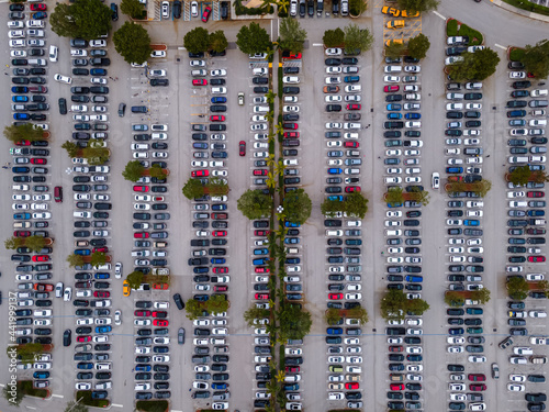 фотографія Beautiful cinematic aerial zenith view of a shopping mall parking lot full of c
