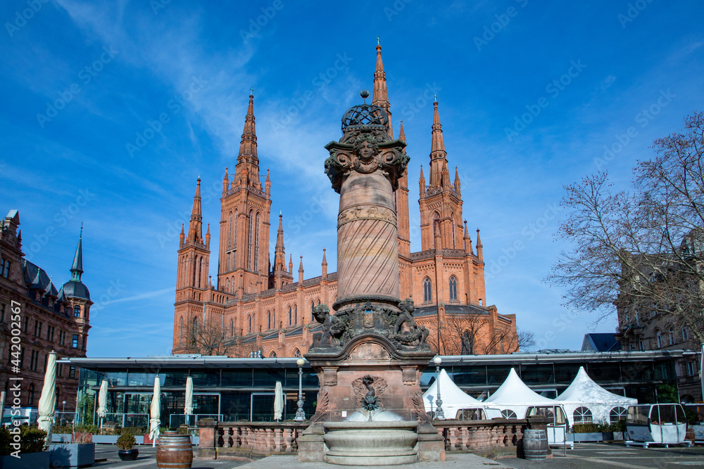 Obraz premium market church in Wiesbaden with historic market pillar with fountain under blue sky