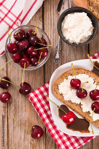 Rye bread with cottage cheese and cherries.