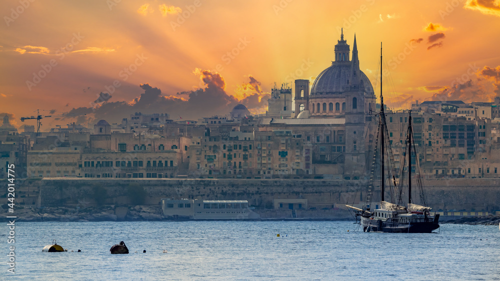 Obraz na płótnie Sea front view and the historical architecture of Valletta City Capital, illuminated at sunset, in Malta w salonie
