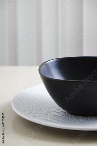 Platos negro sobre blanco con fondo blanco
