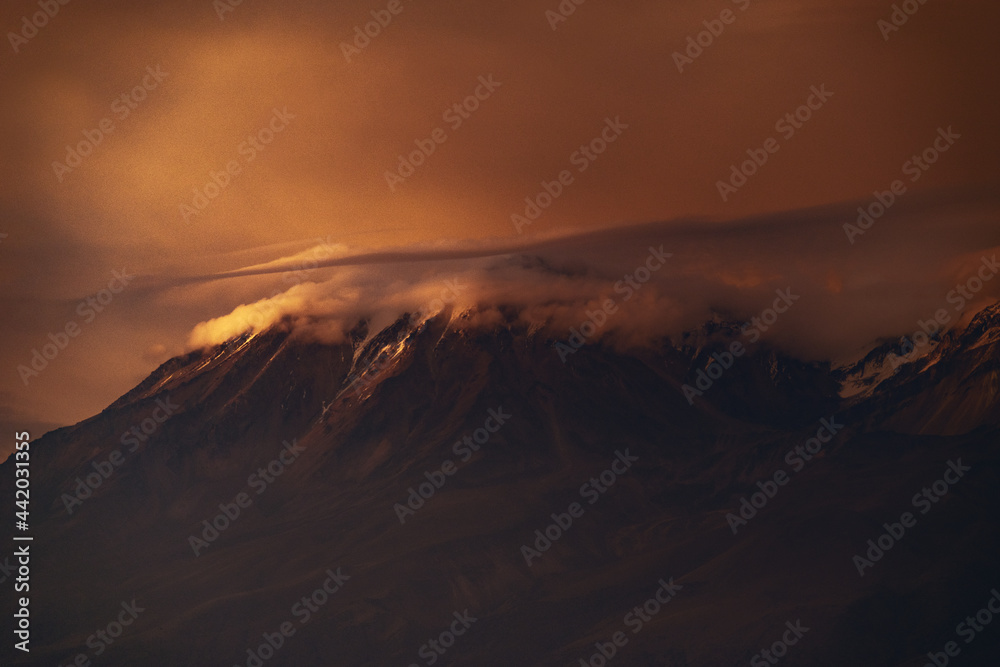Hermoso atardecer en el pico de Volcán Misti