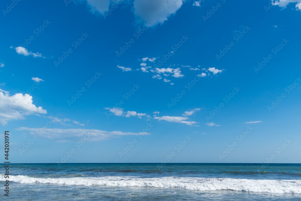 Fototapeta premium Hermosa playa con rocas en El Salvador