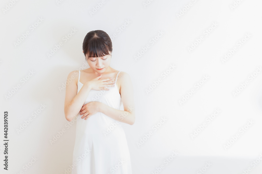 乳がんの自己診断をする若い女性