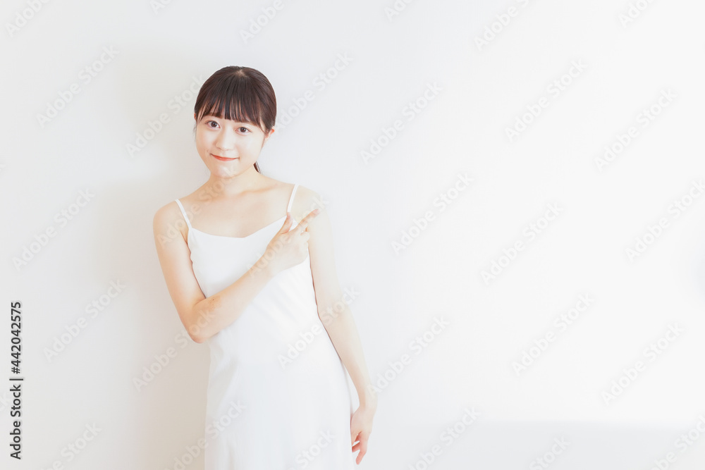 おすすめを指差す若い女性 おすすめを指差す若い女性