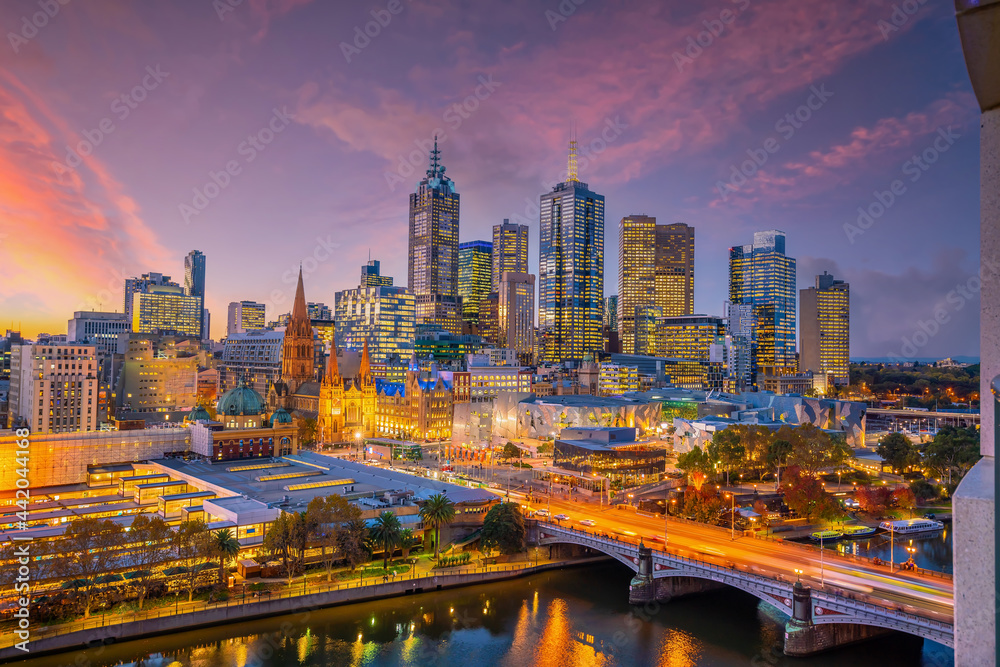 Fototapeta premium Downtown Melbourne city skyline cityscape of Australia at sunset