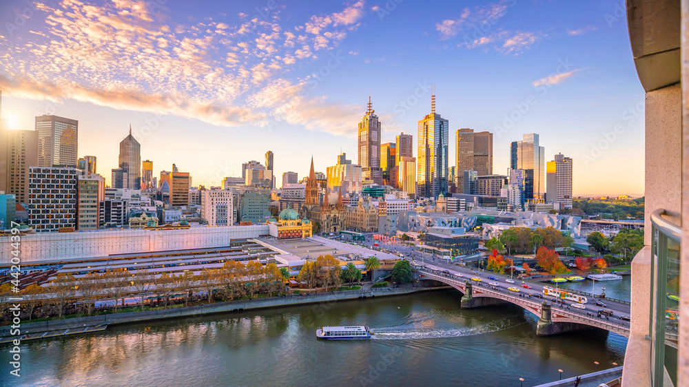 Fototapeta premium Downtown Melbourne city skyline cityscape of Australia at sunset