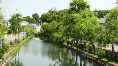 新緑の倉敷美観地区・古い街並み (パン)