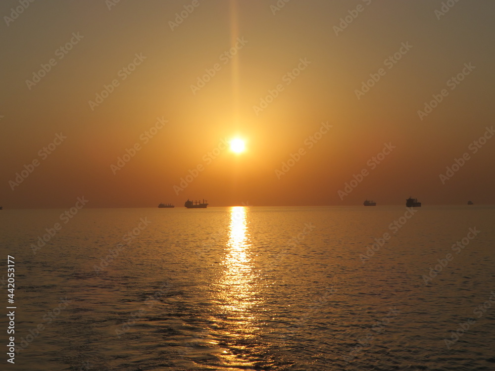 Fototapeta premium sea sun and ships