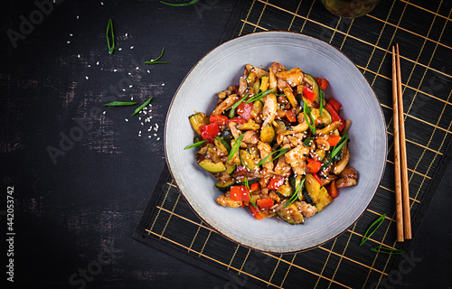 Schilderij op canvas Stir fry with chicken, zucchini and sweet peppers - Chinese food