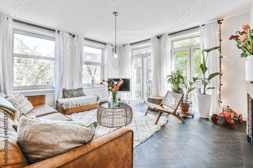 Foto Bright living room in a modern luxury house