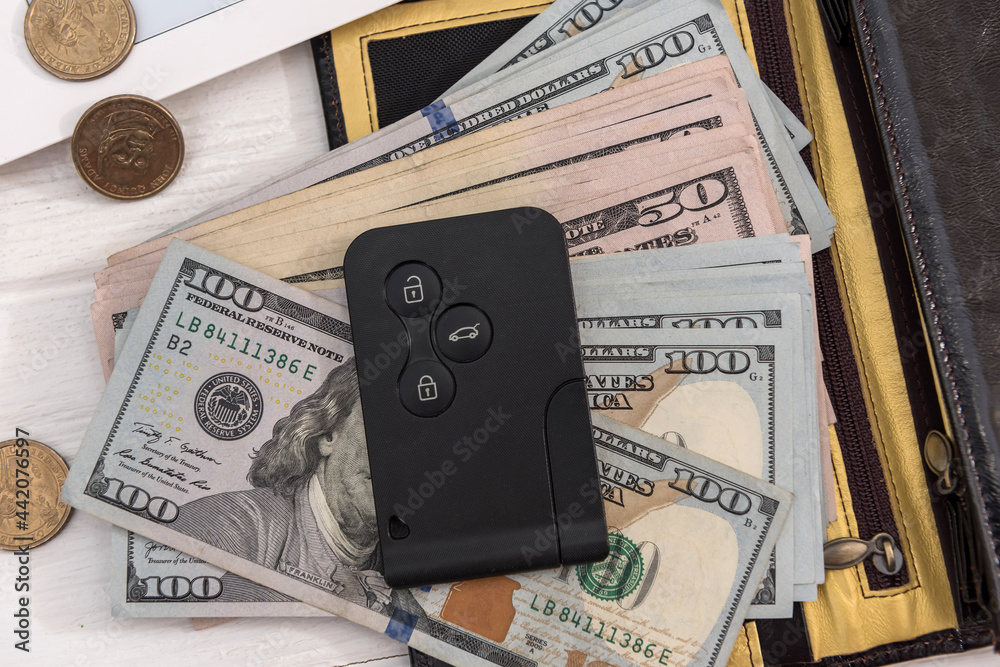 Naklejka premium modern car key with us dollar