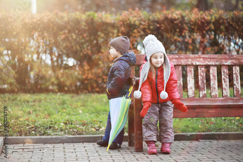 Children walk in the autumn park