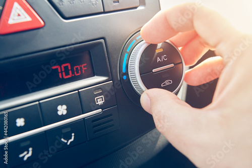 Quadro su tela Man hand set the comfortable temperature in Fahrenheit of air conditioner in the car