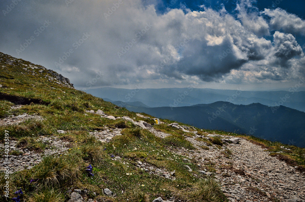 Wandern auf der Rax /Heukuppe, Predigtstuhl, Schlangenweg in Niederösterreich - Landschaft mit Berg, Fels, Gipfel, Wiese, Wanderweg und dramatisch bewölktem Himmel