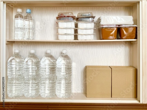 Tableau sur toile 食糧の収納　備蓄