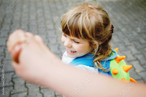 Obraz na płótnie Mother accompanies preschool girl to daycare or school