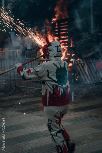 Grupo de diablos lanzando fuegos artificiales para fiestas populares