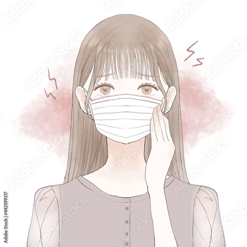マスク着用による摩擦・炎症に悩む女性