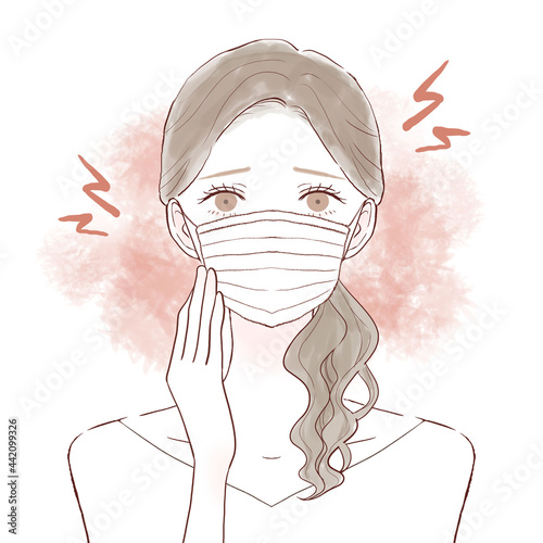 マスク着用による摩擦・炎症に悩む女性